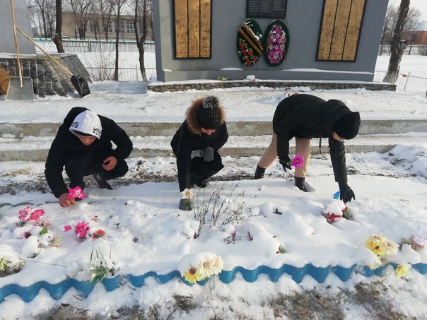 Акция по очистке от снега памятных мест!.